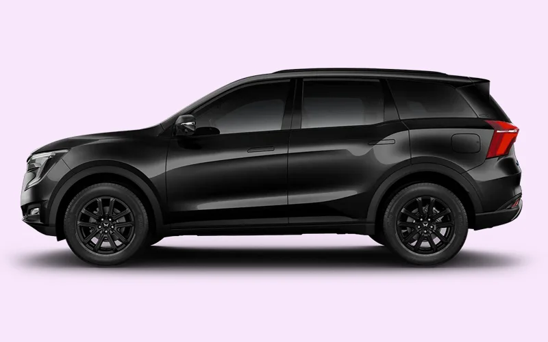 XUV700 7-Seater Napoli Black